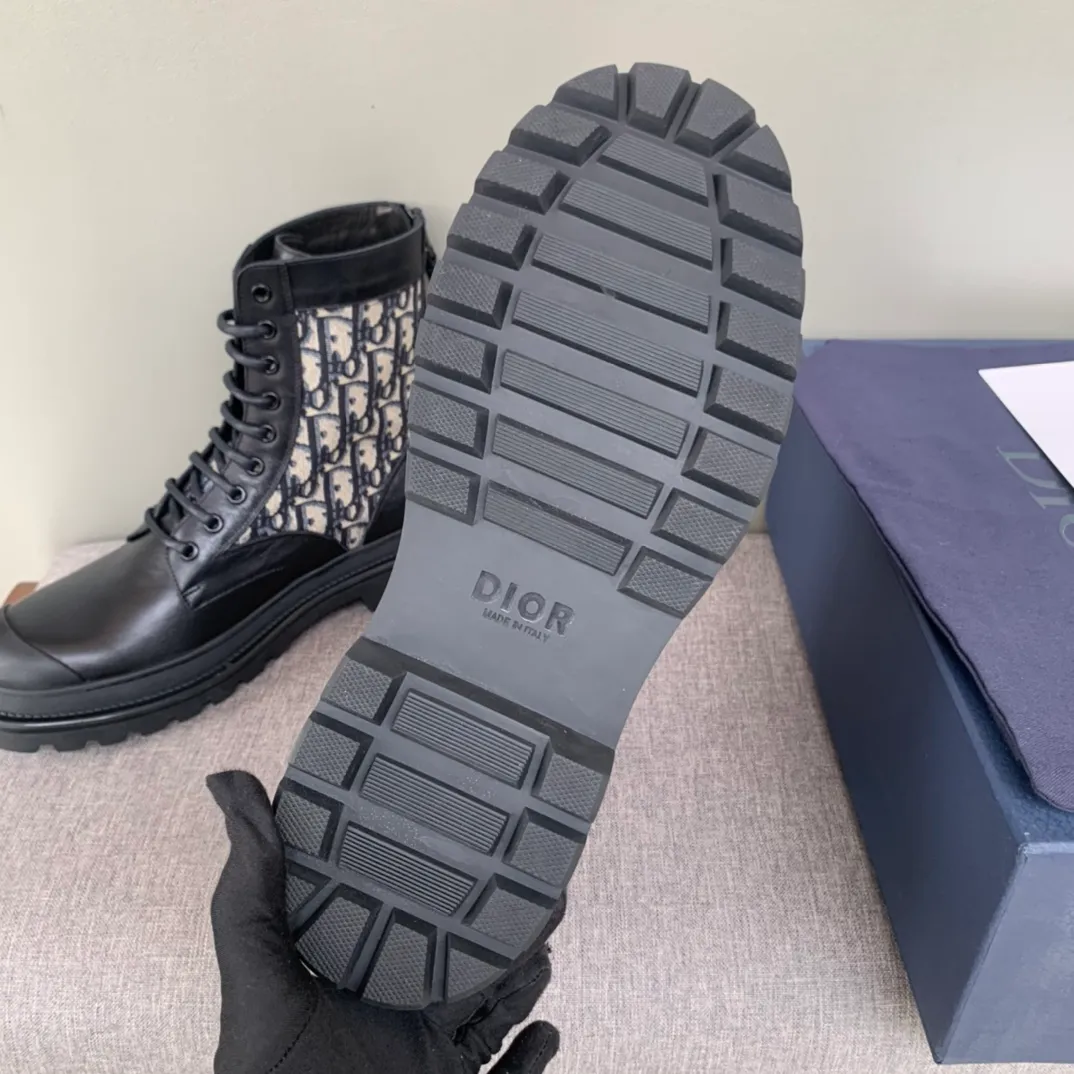 [DIOR] Top P: 920💰 Number of yards: 39~44 (38.45 custom-made, non-refundable) Dior Dior~ Winter series, original 1:1 development Casual men's leather shoes Made with heavy investment, shoes and boots are made of imported cowhide + imported Dior special fabric Not easily deformed black cowhide lining Dior large hardware inlay Original TPU vacuum outsole, black cowhide Black open edge beads Military green suede Black suede Khaki suede leather is crafted by a large factory, and the perfect product is only prepared for you who know your taste! Any comparisons are welcome.